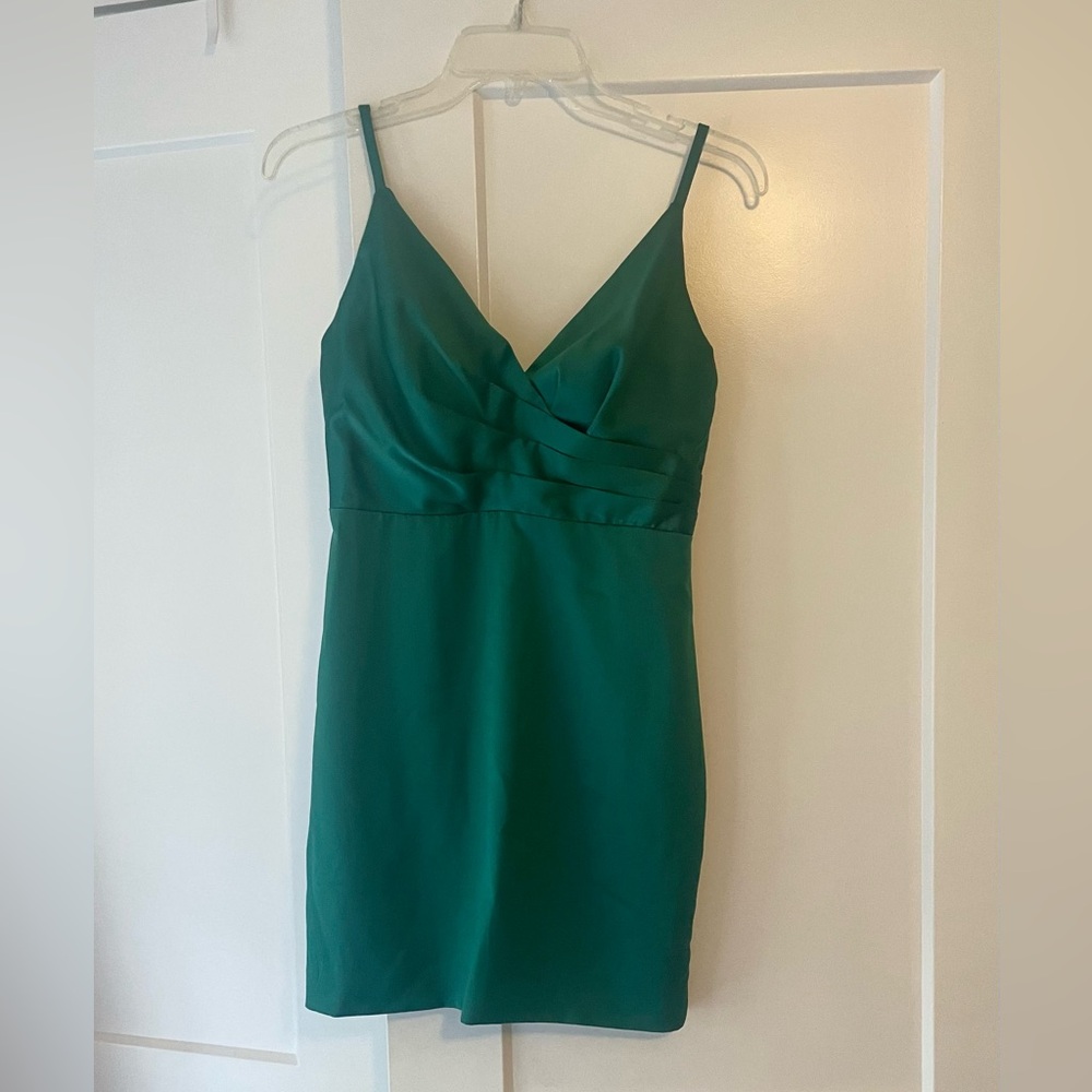 Beautiful emerald green cocktail dress for Hoco, holiday and Sadie’s dances